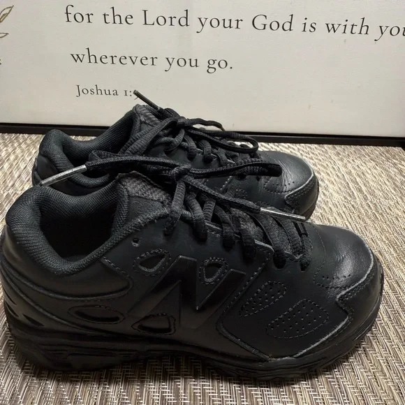 New Balance Kids Black Sneakers Boys SZ 13. Box9 - Picture 2 of 5